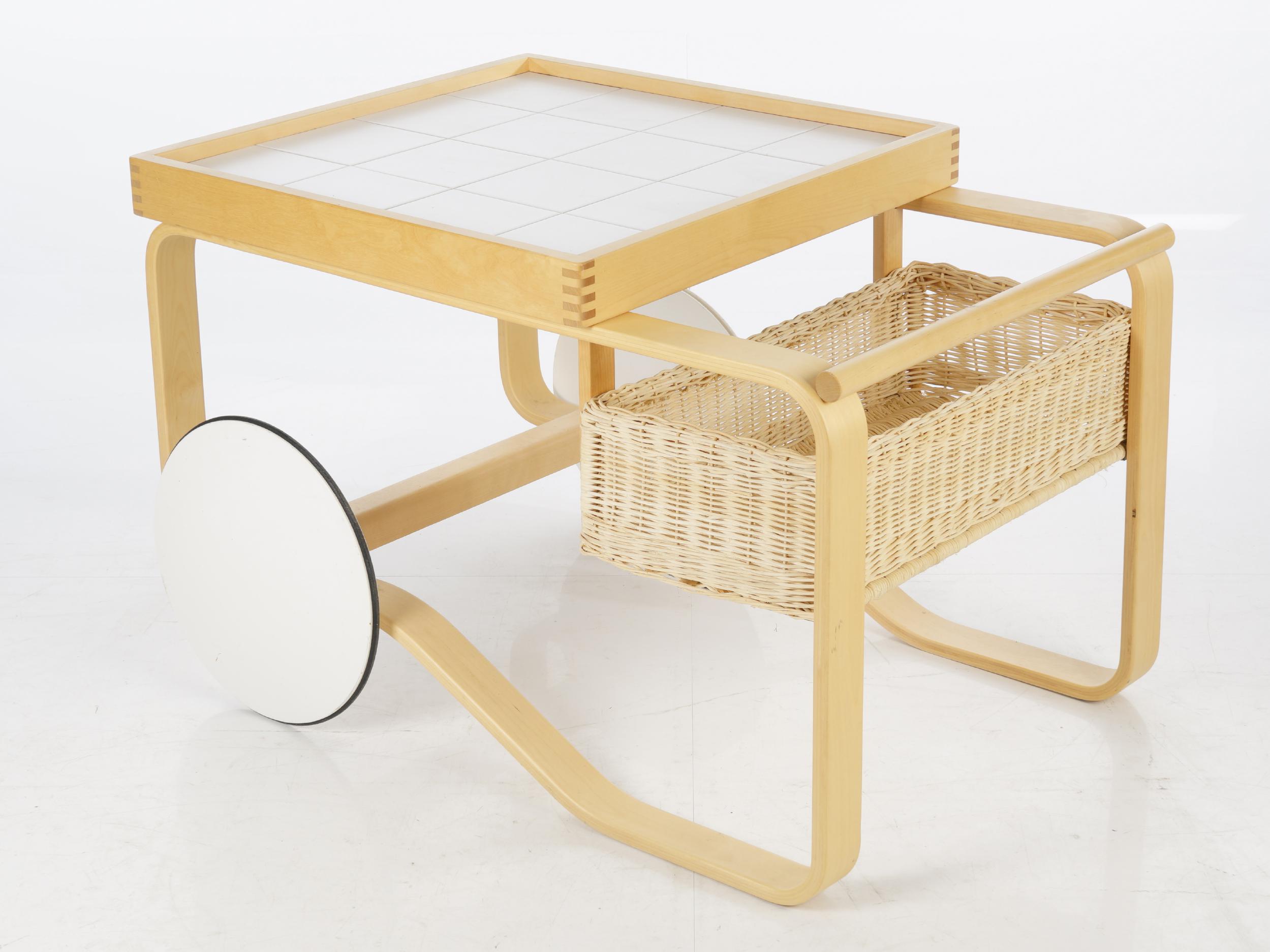ALVAR AALTO Tarjoiluvaunu Malli 900 Artek Huutokauppa Helander ALVAR AALTO Tarjoiluvaunu Malli 900 Artek Huutokauppa Helander